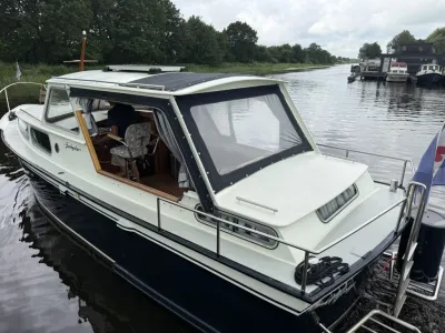 boot in kanaal bij steiger