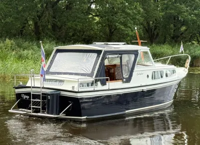 motorboot op rustig water met bomen