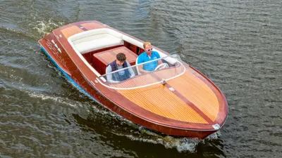 mahonie motorboot op water