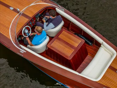 luchtfoto van mahonie motorboot met zitgedeelte