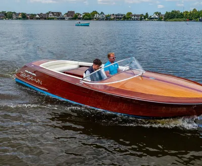 mahoniehouten motorboot op open water