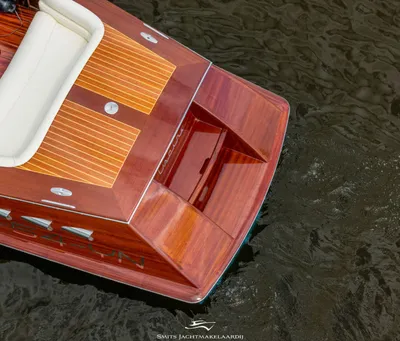 achterdek houten motorboot op water