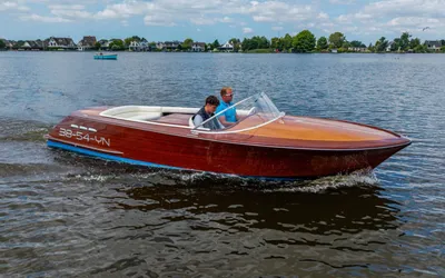 houten motorboot op een meer
