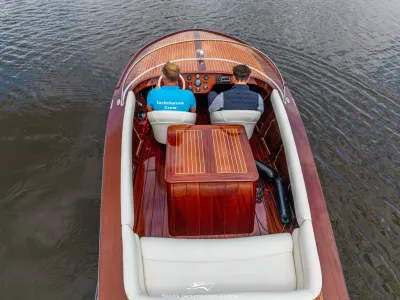 bovenaanzicht mahonie motorboot met bemanning