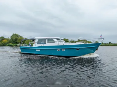 blauwe kajuitmotorboot op vaarwater
