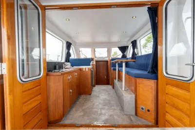 hutinterieur met keuken en zithoek