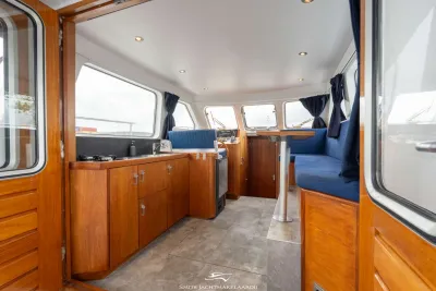 interieur kajuit met zithoek en kombuis