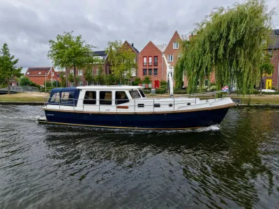 motorjacht in kanaal voor huizenrij