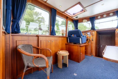 interieur motorjacht met stuurstand