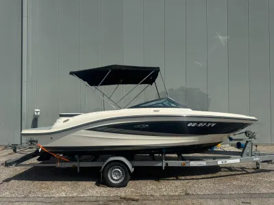 Boot op trailer voor grijze loodswand
