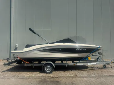 boot op trailer bij loods