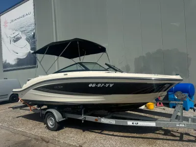 motorboot op trailer naast loods
