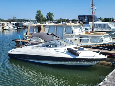motorboot aangemeerd in jachthaven