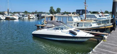 motorboot aangemeerd in jachthaven