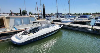 motorboot aangemeerd in jachthaven