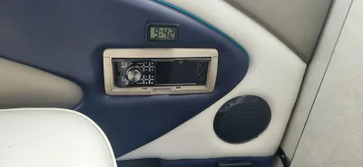 Deurpaneel van boot met radio en speaker