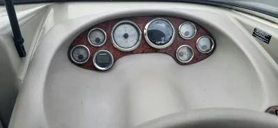 instrumentenpaneel van de boot