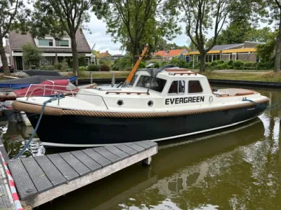 motorboot aan steiger in kanaal