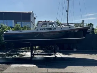 loodsboot op bokken in droogdok