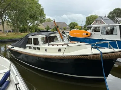 blauw-witte boot aangemeerd in kanaal