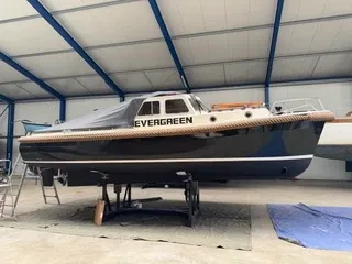 loodsboot in hal op bokken