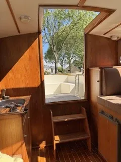 interieur van boot met open deur naar dek