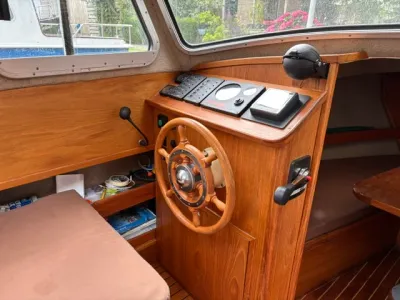 kajuit stuurstand met houten stuurwiel