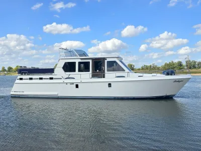 wit motorjacht op rustig water