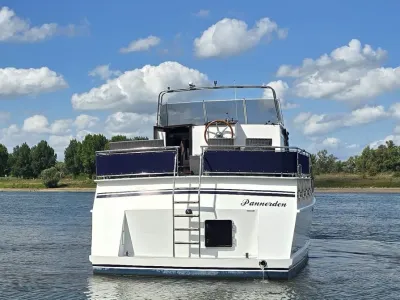 achteraanzicht van motorjacht op rivier