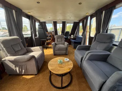 saloninterieur met stuurstand en fauteuils