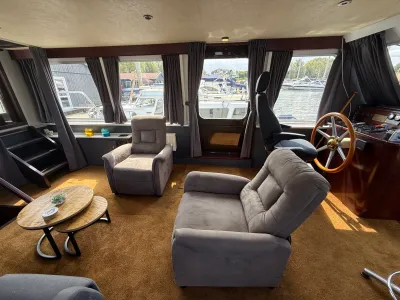 saloninterieur met zithoek en stuur