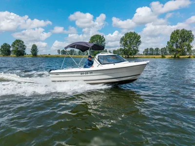 consoleboot met bimini op open water