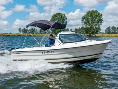 consoleboot met bimini op open water