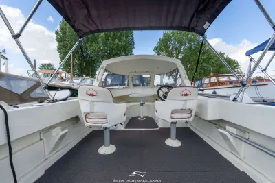 cockpit van consoleboot met bimini