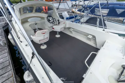 consoleboot cockpit met stuur en zitplaatsen