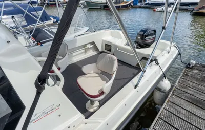 consoleboot in haven met zicht op kuip