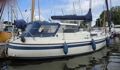 zeilboot aangemeerd in haven