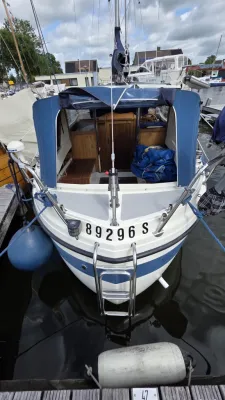 Achteraanzicht van boot in jachthaven