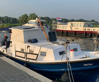 boot afgemeerd aan de kade