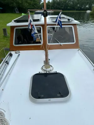 vooraanzicht van kajuit en dek