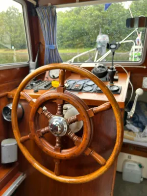 houten stuurwiel en kajuitbediening