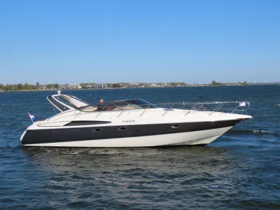 snel motorjacht op open water