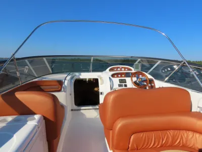 kuip en stuurstand van een sportcruiser