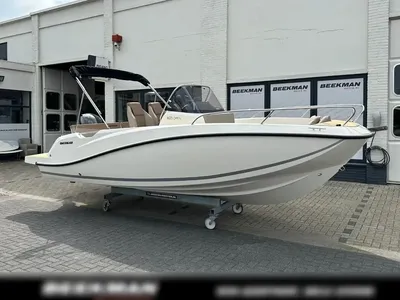consoleboot buiten voor winkelpand