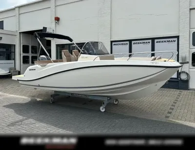 consoleboot buiten voor winkelpand