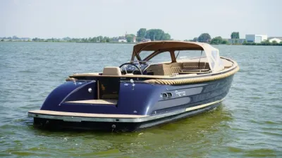 donkerblauwe tender op water
