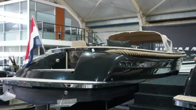 zwarte open sloep in showroom