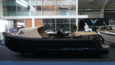 zwarte boot in showroom