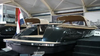 donkerkleurige tender in binnenshowroom