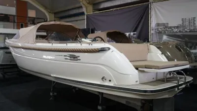 open sloep in showroom met buiskap